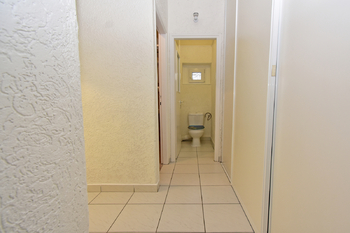 Chodba včetně úložných prostor.  - Pronájem bytu 3+1 v osobním vlastnictví 77 m², Praha 9 - Čakovice
