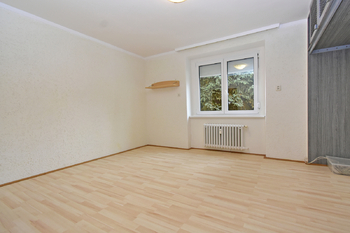 Ložnice včetně úložných prostor.  - Pronájem bytu 3+1 v osobním vlastnictví 77 m², Praha 9 - Čakovice