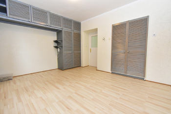 Ložnice včetně úložných prostor.  - Pronájem bytu 3+1 v osobním vlastnictví 77 m², Praha 9 - Čakovice