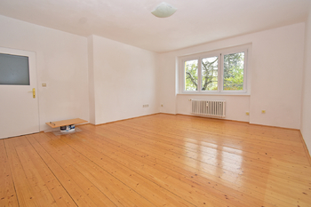 Obývací pokoj s výhledem do zeleně. - Pronájem bytu 3+1 v osobním vlastnictví 77 m², Praha 9 - Čakovice