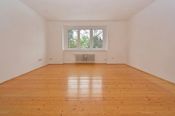 Obývací pokoj s výhledem do zeleně. - Pronájem bytu 3+1 v osobním vlastnictví 77 m², Praha 9 - Čakovice