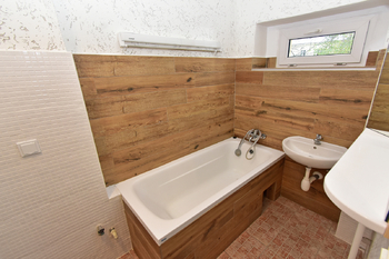 Koupelna s vanou, umyvadlem a místem na pračku.  - Pronájem bytu 3+1 v osobním vlastnictví 77 m², Praha 9 - Čakovice