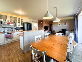 Kuchyně s jídelním stolemm - Prodej domu 154 m², Chaloupky