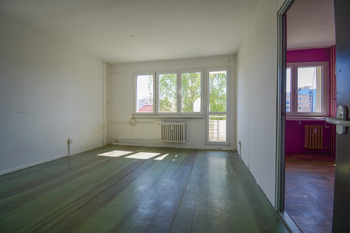 Obývací pokoj průchozí do ložnice - Prodej bytu 3+1 v družstevním vlastnictví 60 m², Hradec Králové