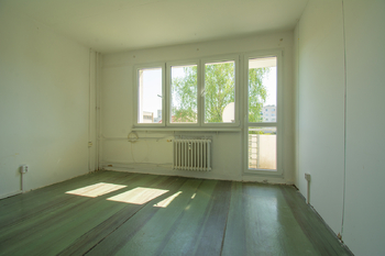 Obývací pokoj - Prodej bytu 3+1 v družstevním vlastnictví 60 m², Hradec Králové