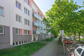 Pohled na dům - Prodej bytu 3+1 v družstevním vlastnictví 60 m², Hradec Králové