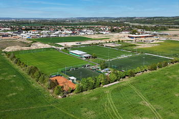 fotbalové hřiště - Prodej domu 139 m², Roudné
