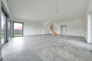 obývák s kuchyň. koutem - Prodej domu 139 m², Roudné