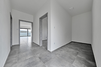 vstupní chodba - Prodej domu 139 m², Roudné