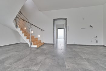 obývák pohled do vstupní chodby - Prodej domu 139 m², Roudné