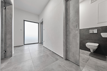 vstupní chodba, toaleta - Prodej domu 139 m², Roudné