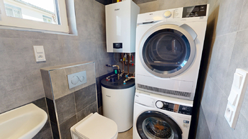 spodní koupelna se sprchovým koutem - Prodej domu 134 m², Pyšely