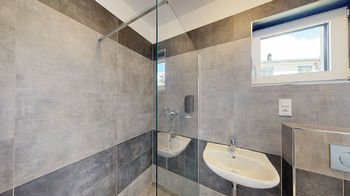 spodní koupelna se sprchovým koutem - Prodej domu 134 m², Pyšely