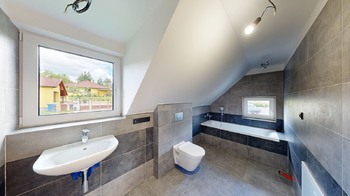 koupelna s vanou v podkroví - Prodej domu 134 m², Pyšely