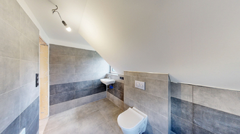 koupelna s vanou v podkroví - Prodej domu 134 m², Pyšely