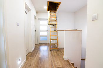 vstup na půdu a chodba v patře - Prodej domu 122 m², Lány