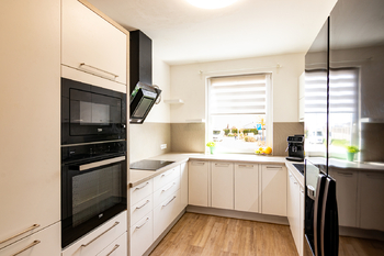 kuchyňská linka je kompletně vybavena - Prodej domu 122 m², Lány