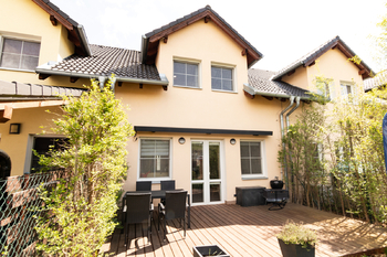 pohled na dům a terasu ze zahrady - Prodej domu 122 m², Lány