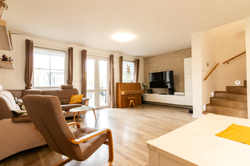 obývací pokoj pohledem z kuchyně - Prodej domu 122 m², Lány