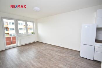 Obývací pokoj se vstupem na balkón - bez zařízení. - Pronájem bytu 2+kk v osobním vlastnictví 50 m², Praha 9 - Kyje