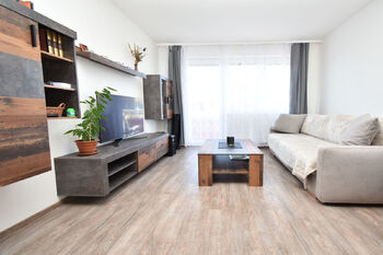 Obývací pokoj se vstupem na balkón. - Pronájem bytu 2+kk v osobním vlastnictví 50 m², Praha 9 - Kyje