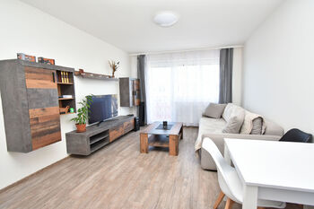 Obývací pokoj se vstupem na balkón. - Pronájem bytu 2+kk v osobním vlastnictví 50 m², Praha 9 - Kyje