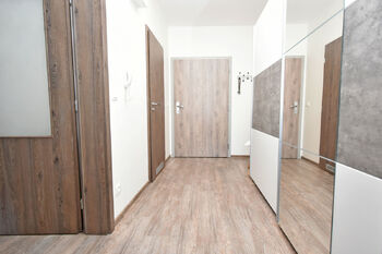Chodba se šatní skříní. - Pronájem bytu 2+kk v osobním vlastnictví 50 m², Praha 9 - Kyje