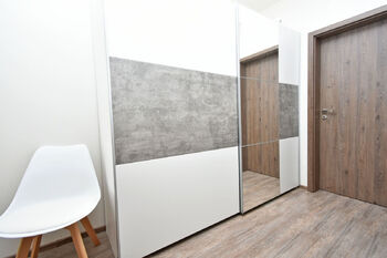 Chodba se šatní skříní. - Pronájem bytu 2+kk v osobním vlastnictví 50 m², Praha 9 - Kyje