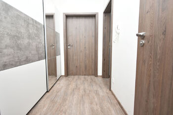 Chodba se šatní skříní. - Pronájem bytu 2+kk v osobním vlastnictví 50 m², Praha 9 - Kyje