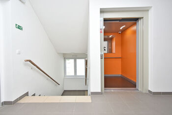 Chodba na patře s výtahem. - Pronájem bytu 2+kk v osobním vlastnictví 50 m², Praha 9 - Kyje