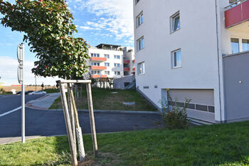 Pohled na dům a vjezd do garáže. - Pronájem bytu 2+kk v osobním vlastnictví 50 m², Praha 9 - Kyje