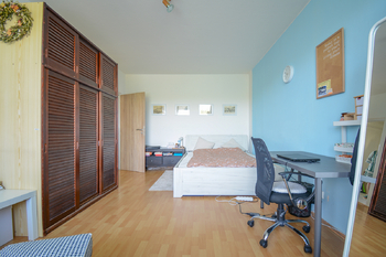 Pokoj s balkónem - Prodej bytu 2+1 v osobním vlastnictví 63 m², Hradec Králové