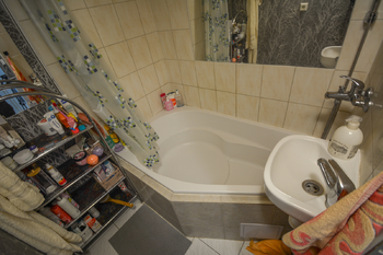 Koupelna s WC - Prodej bytu 2+1 v osobním vlastnictví 63 m², Hradec Králové