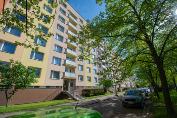Pohled na dům - přední část - Prodej bytu 2+1 v osobním vlastnictví 63 m², Hradec Králové