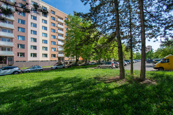 Pohled na dům - přední část - Prodej bytu 2+1 v osobním vlastnictví 63 m², Hradec Králové