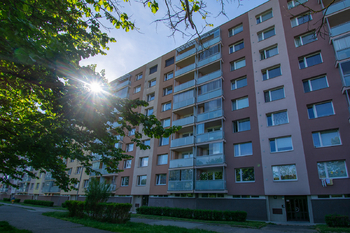 Pohled na dům z parku - Prodej bytu 2+1 v osobním vlastnictví 63 m², Hradec Králové