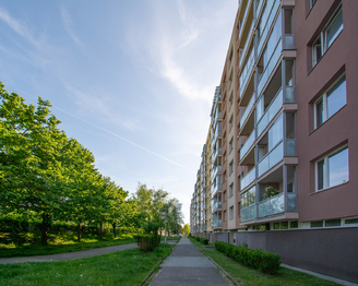 Pohled na dům - zadní část - Prodej bytu 2+1 v osobním vlastnictví 63 m², Hradec Králové