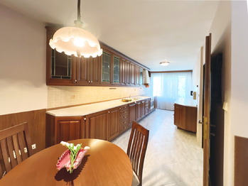 Vybavená kuchyně s vestavnými spotřebiči a jídelním koutem - Prodej domu 290 m², Praha 5 - Smíchov