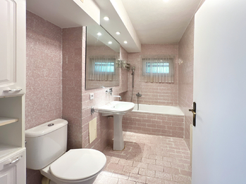 Koupelna v přízemí domu - Prodej domu 290 m², Praha 5 - Smíchov