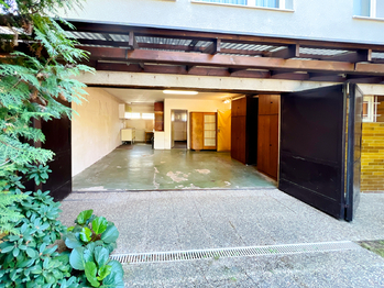 podsklepená dvougaráž s dílnou a technickým zázemím - Prodej domu 290 m², Praha 5 - Smíchov
