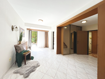 centrální vstupní chodba s přímým vstupem na zahradu - Prodej domu 290 m², Praha 5 - Smíchov