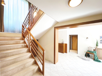 Po příjemně situovaném schodišti se dostanete do prvního patra - Prodej domu 290 m², Praha 5 - Smíchov