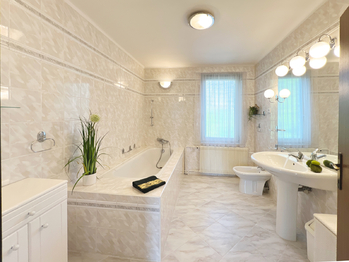 Koupelna s vanou klozetem v prvním patře - Prodej domu 290 m², Praha 5 - Smíchov