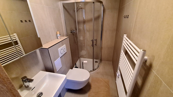 V koupelně je sprchový kout - Prodej bytu 2+kk v osobním vlastnictví 49 m², Čím