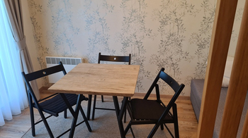 V obývací části je jídelní stůl a pohovka - Prodej bytu 2+kk v osobním vlastnictví 49 m², Čím