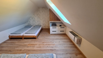 V patře je instalována klimatizace a je zde střešní okno - Prodej bytu 2+kk v osobním vlastnictví 49 m², Čím
