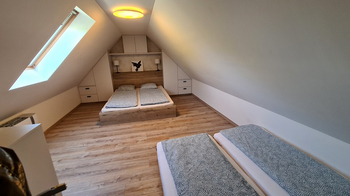 Spací prostor v patře - Prodej bytu 2+kk v osobním vlastnictví 49 m², Čím