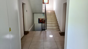 Pohled na schodiště v domě - Prodej bytu 2+kk v osobním vlastnictví 49 m², Čím
