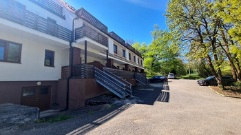 Celkový pohled na dům  - Prodej bytu 2+kk v osobním vlastnictví 49 m², Čím