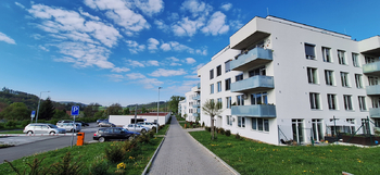 Pohled na dům a parkoviště - Pronájem bytu 2+kk v osobním vlastnictví 57 m², Boskovice